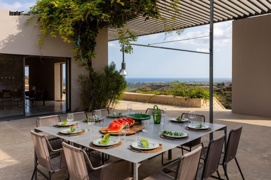 Casa Vera IsulaTravel dining table with seaview holiday villa in panoramic position