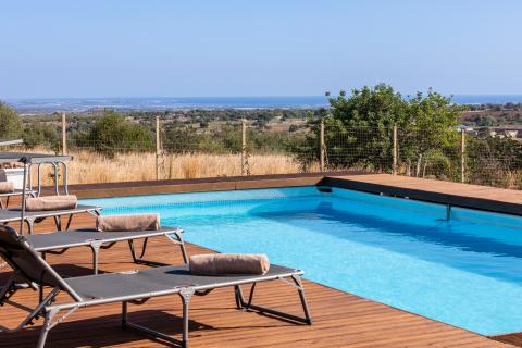 Casa sulla Cava sdraio bordo piscina